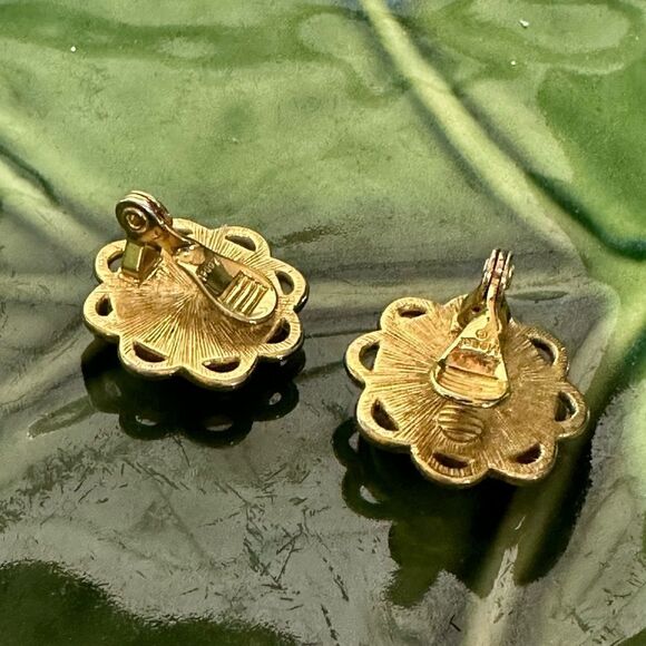 Vintage Monet Gold Tone & Pearl Clip on Earrings - Picture 3 of 5